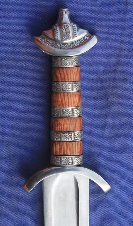 Gilling hilt close up, with patterend  rings in the grip and etched pommel.